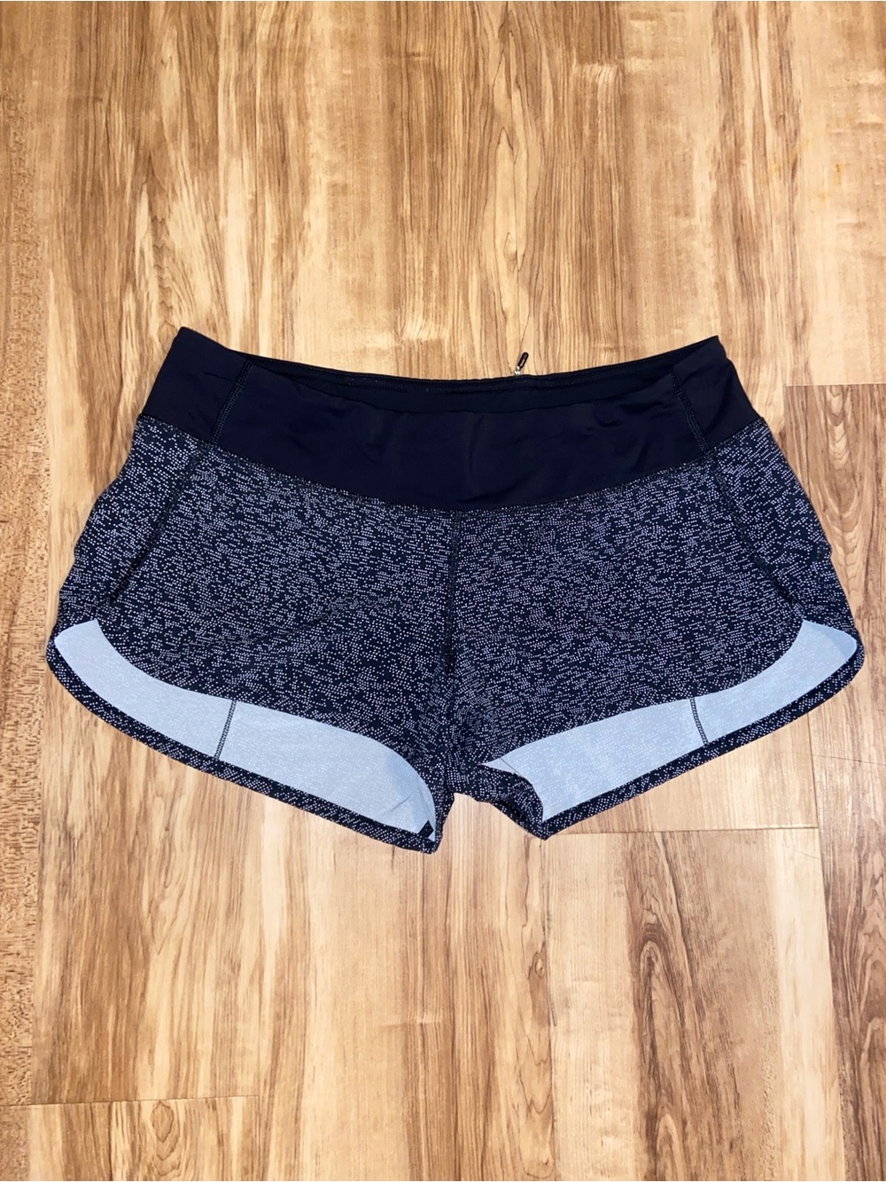 Lululemon Speed Short 2.5" Daisy Dust Alpine White Black Size 8 EUC